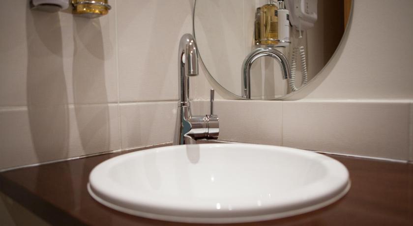 Image of Queen Room with Garden View 5