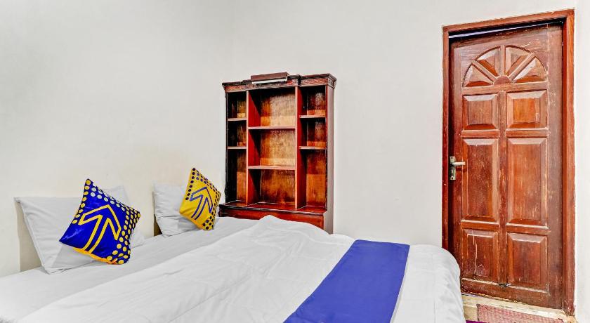 a bedroom with a bed and a dresser, SPOT ON 90748 Guest House Bu Dedeh F82 Alamanda Dago in Bandung