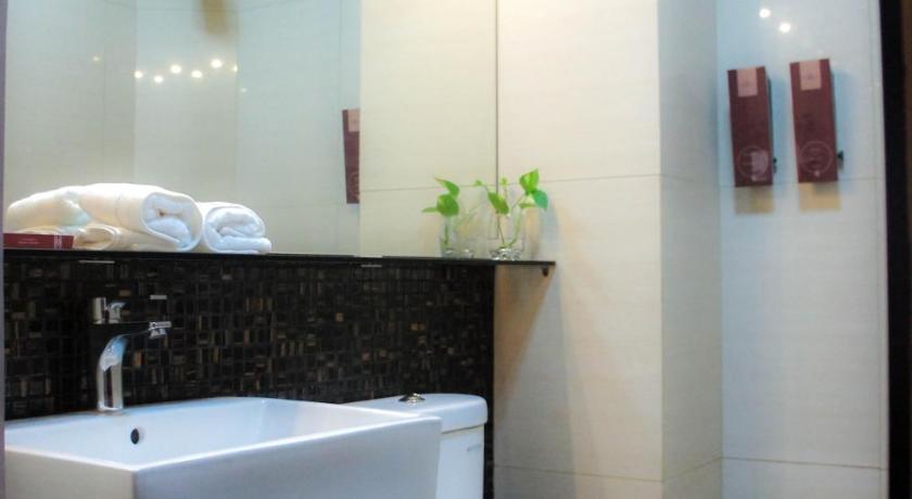 Bathroom, Favor Hotel in Makassar