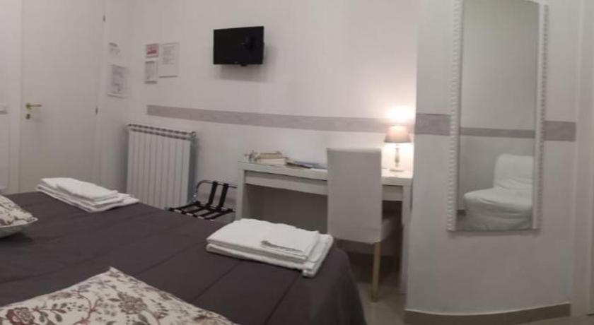a hotel room with a bed and a television, Guantai 30 in Naples