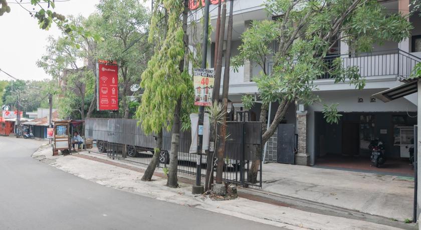 RedDoorz near Exit Toll Pasteur 4 – Bandung, ID