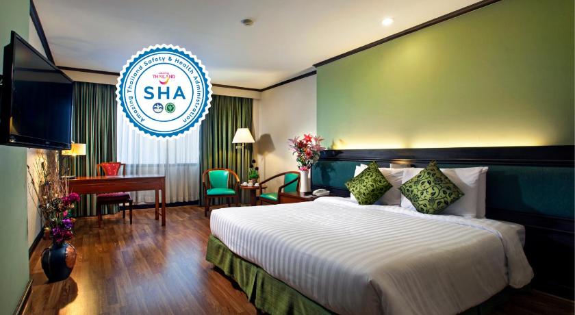 a bedroom with a large bed and a large window, Arawana Regency Park Sukhumvit in Bangkok
