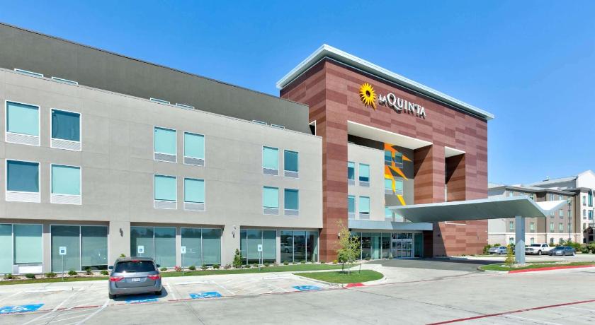 La Quinta Inn & Suites by Wyndham Dallas/Fairpark