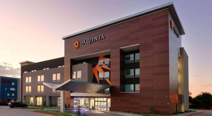 La Quinta Inn & Suites by Wyndham Dallas/Fairpark