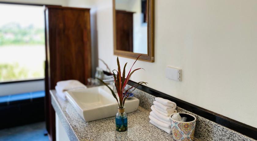 Image of Deluxe King Room 11