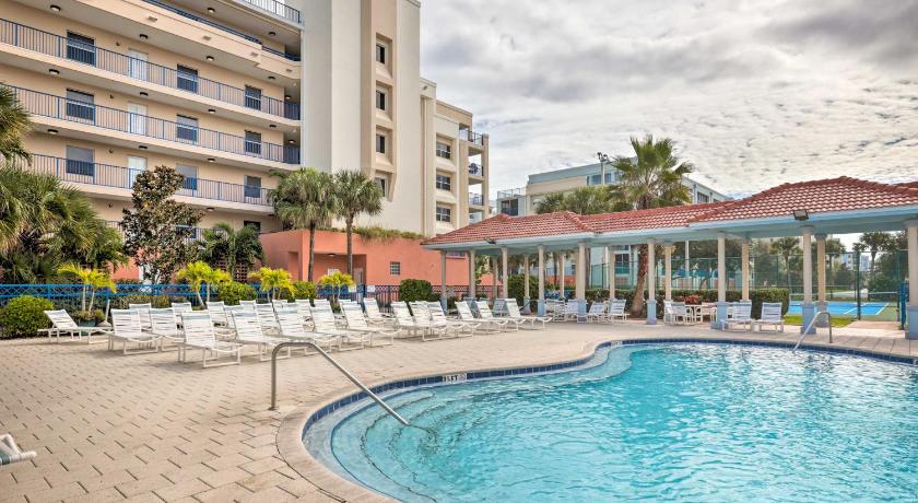 Coastal Condo with Balcony, Outdoor Pool Access — Hotel in New Smyrna Beach (FL)