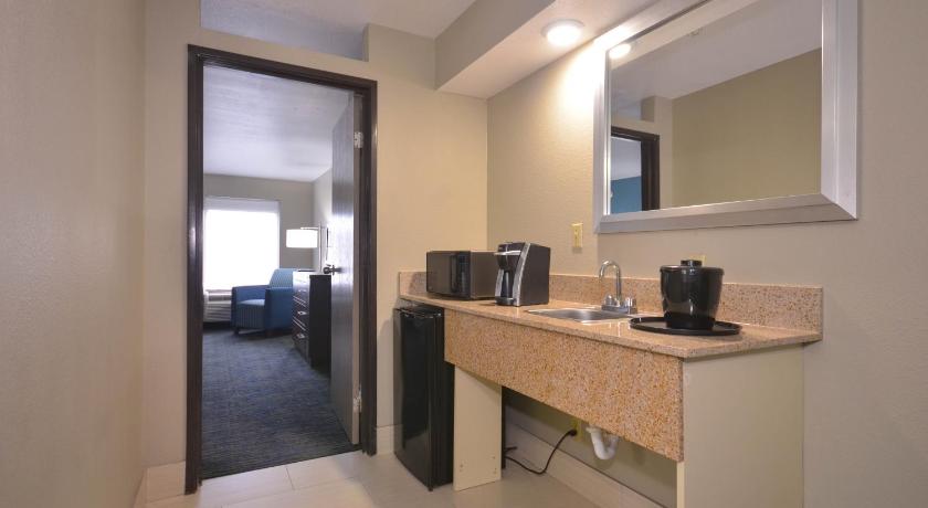 Holiday Inn Express & Suites Fayetteville University of Arkansas Area