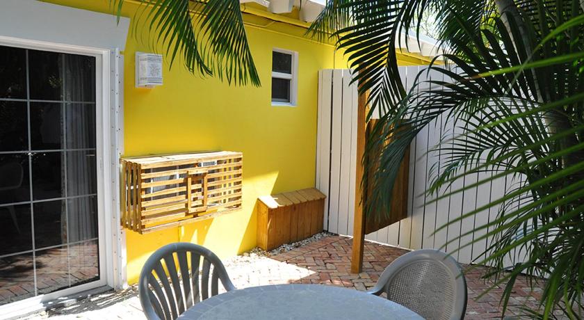 a room with a chair, a table, and a window, The Ocean View Inn in Islamorada (FL)