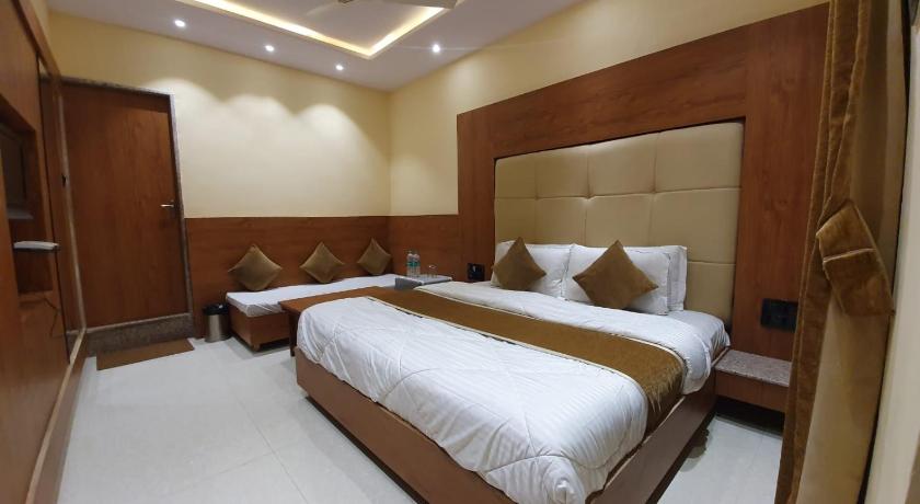 HOTEL GOLDEN VEENA- MOUNT ABU- 1 km FROM NAKKI LAKE photo