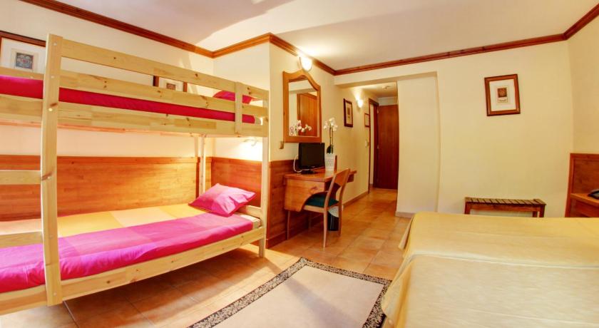 Image of Family Room (2 Adults + 2 Children) 3