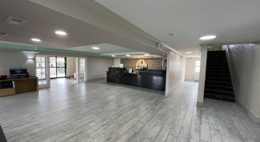 La Quinta Inn by Wyndham Indianapolis Airport Lynhurst photo