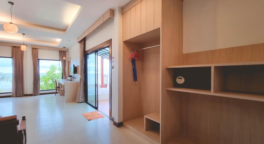 Image of Family Seaview Room 10