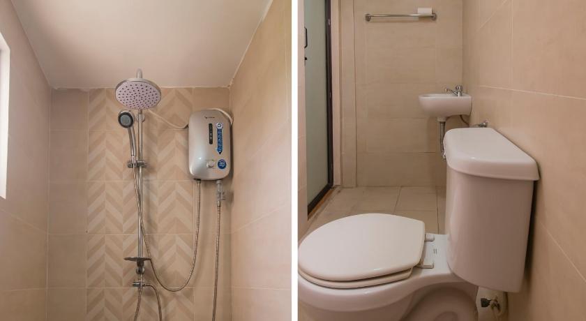 a bathroom with a toilet and a shower stall, OYO 832 The Teepee Place Hostel & Residence Inn in Cebu