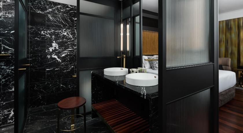 Image of Deluxe King 3