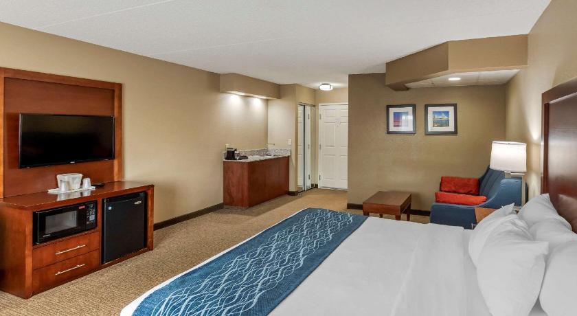 Comfort Inn and Suites Jackson - West Bend