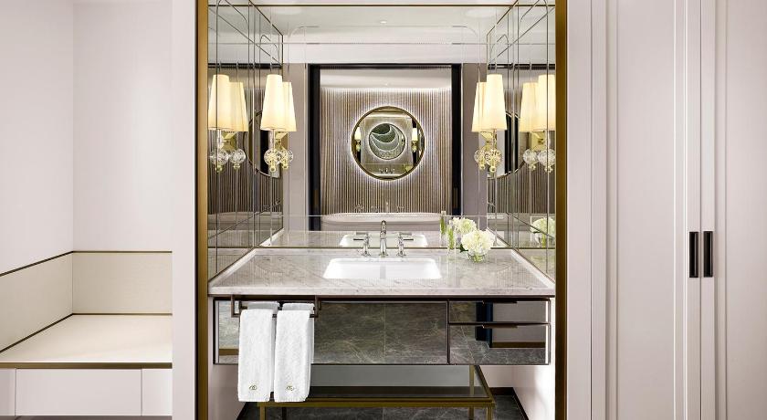 Image of Club Luxury Room with Club Millésime Access, 1 King Size Bed, Lake View 2