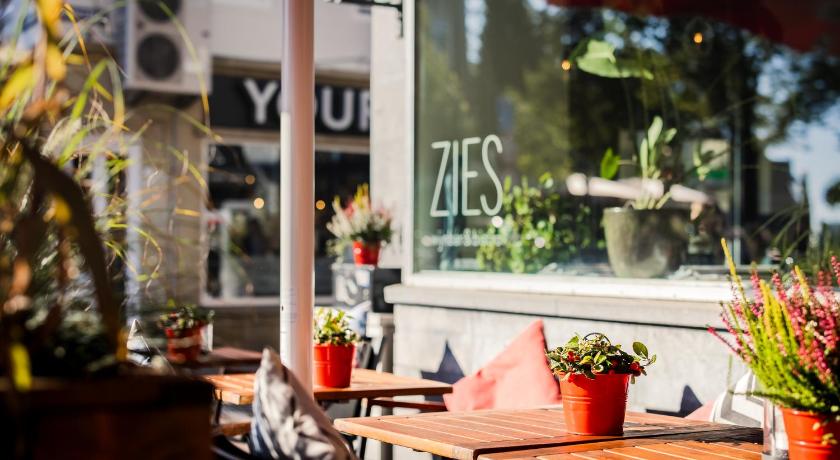 potted plants sit on a table outside, Boutique Hotel ZIES in Utrecht