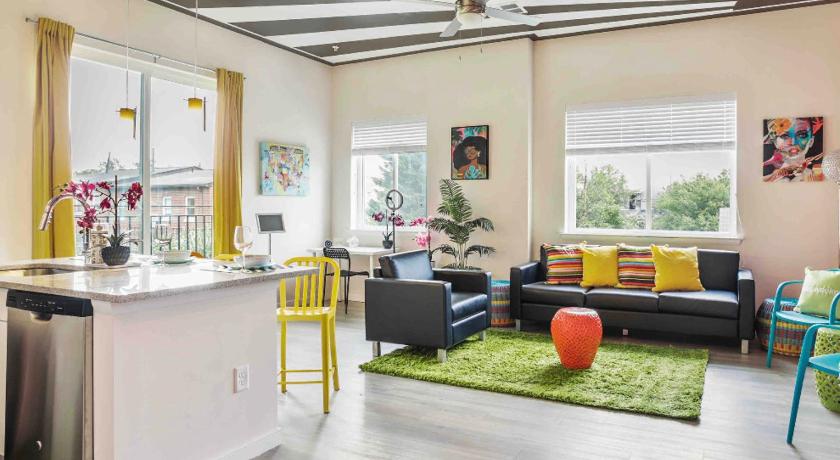 Lux House Of Champagne 2BR 2BA Free Parking &amp; Wifi — Hotel in Baltimore (MD)