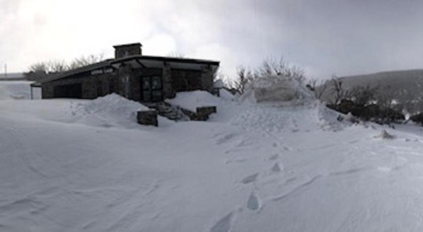 The Lions Lair Lodge — Hotel in Smiggin Holes