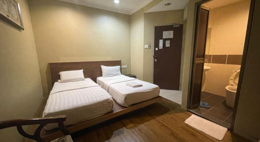 a hotel room with a bed and a desk, OYO 90411 Perdana Hotel Labuan in Labuan