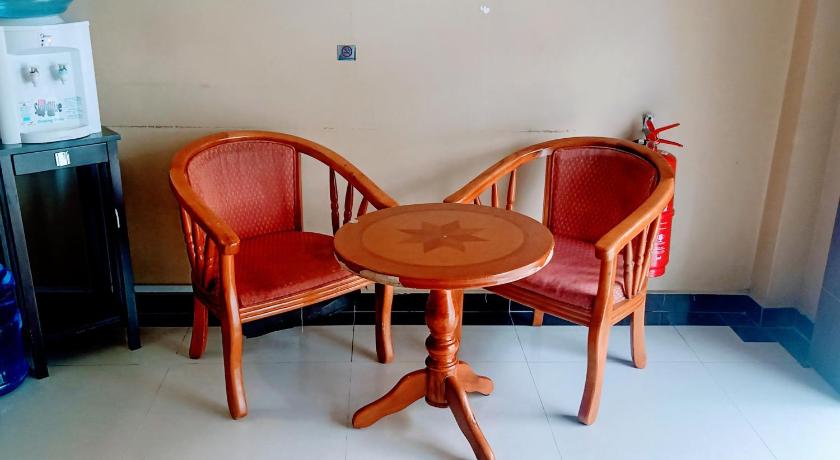 a table with chairs and a table cloth, OYO 90411 Perdana Hotel Labuan in Labuan