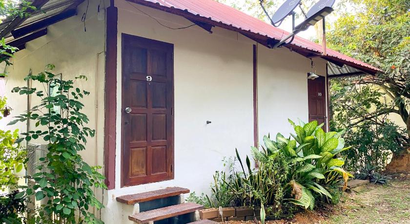 a house with a porch and a window, Banpak Suankaew Talaynoi in Phatthalung