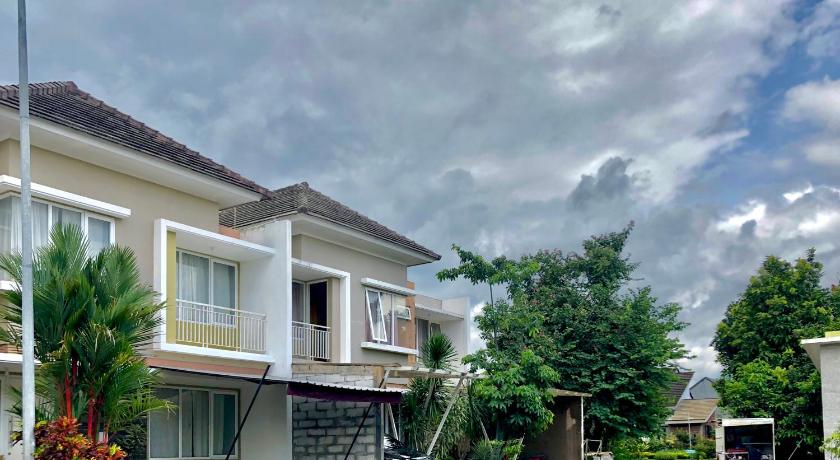 Gerbera 4BR Villa Springhill Garden Malang photo