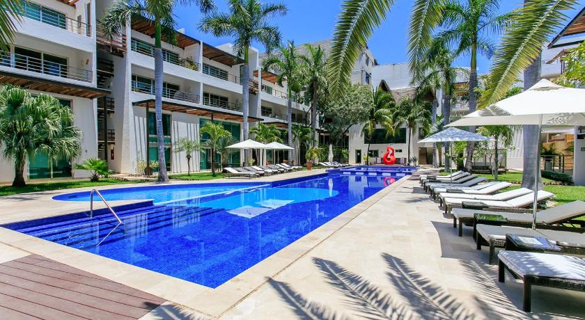3-Level Condo with a Private Balcony &amp; Rooftop Lounge — Hotel in Playa Del Carmen