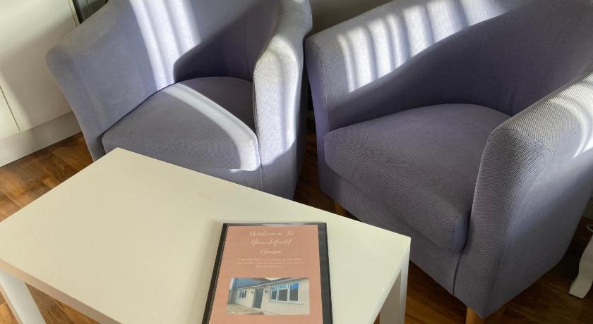 Beechfield House Modern studio self-contained unit with free WiFi and Parking and kitchen area 4m fr photo