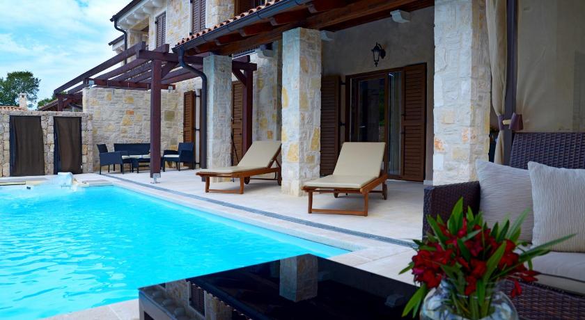 Luxury Villa Bernarda — Hotel in Malinska