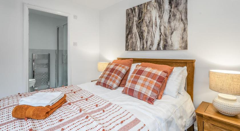 Spacious 3 Bedroom Modern House - Heart of Edinburgh - Private Main Door Entrance & Private Garden w photo