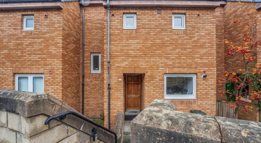 Spacious 3 Bedroom Modern House - Heart of Edinburgh - Private Main Door Entrance & Private Garden w photo