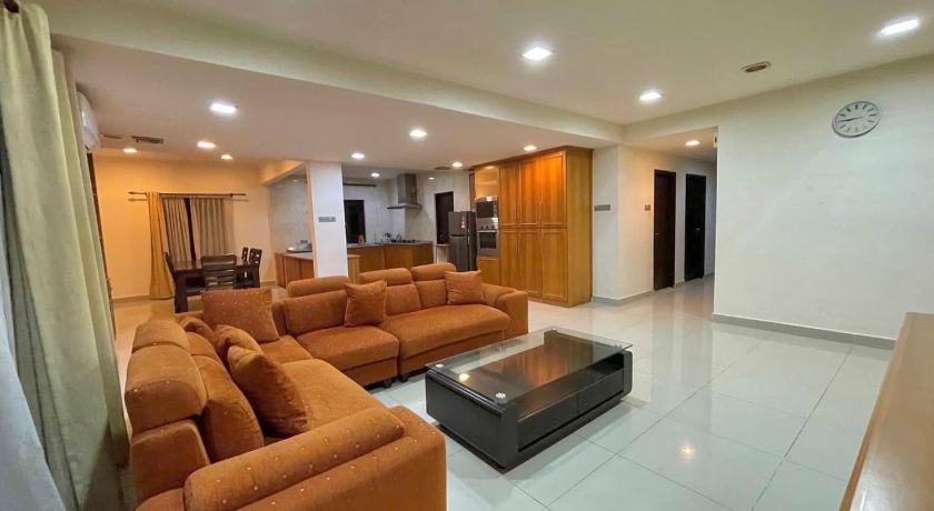 PENTHOUSE MARINA COURT VACATION HOME 4 BEDROOMS KOTA KINABALU 14pax — Hotel in Kota Kinabalu