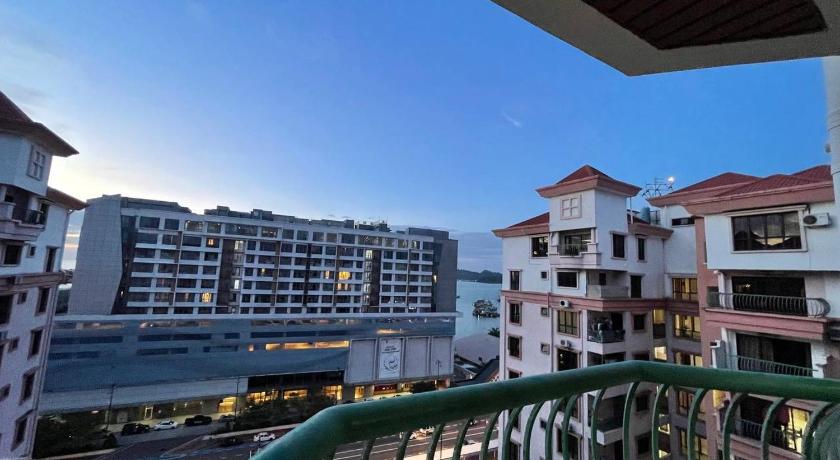 PENTHOUSE MARINA COURT VACATION HOME 4 BEDROOMS KOTA KINABALU 14pax photo