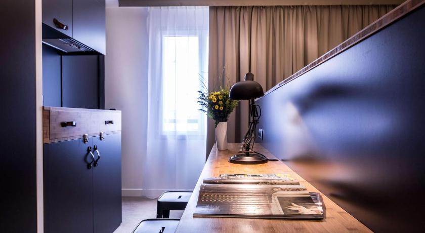 Best Western Plus Suitcase Paris la Defense