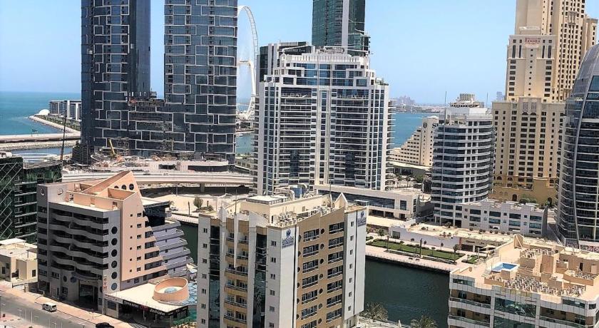 Gorgeous 1 bedroom with balcony in Dubai Marina - image 2