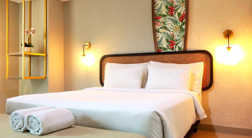 a hotel room with two beds and a lamp, StayG Eastern Green by GranDhika - Bekasi in Bekasi