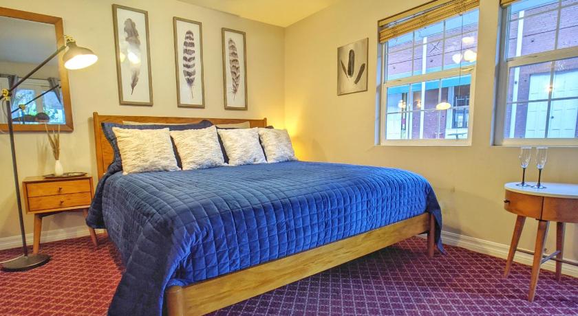Carriage House Inn photo