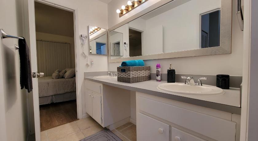 Beautiful townhouse 2 bedrooms 1 and a half bathrooms next to Butler Plaza 1 mile to UF photo
