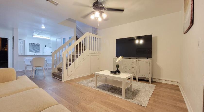 Beautiful townhouse 2 bedrooms 1 and a half bathrooms next to Butler Plaza 1 mile to UF — Hotel in Gainesville (FL)