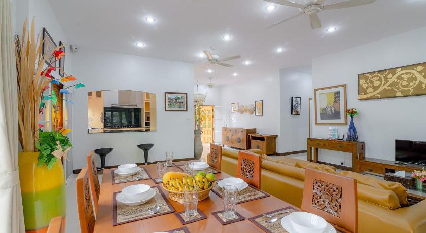 a living room filled with furniture and a table, Bangsaphan Paradise Bankrut Vanilla Villa วนิลา in Prachuap Khiri Khan