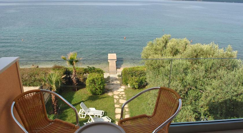 Direct Seafront Villa