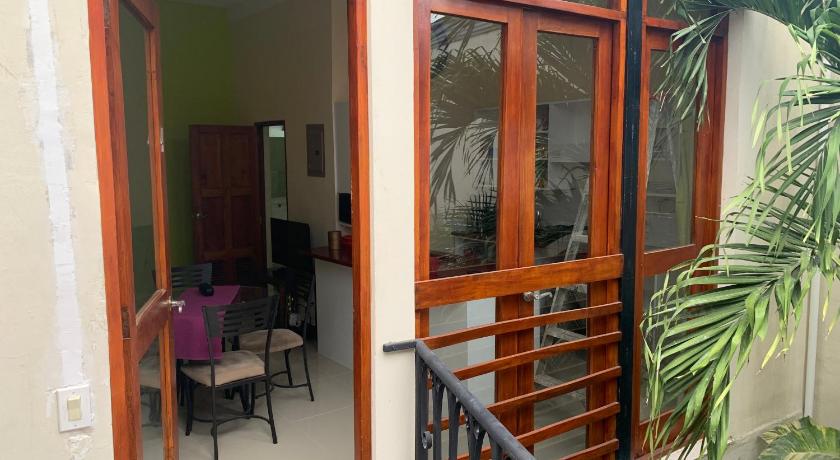 apartamentos Casa Amarilla — Hotel in Granada