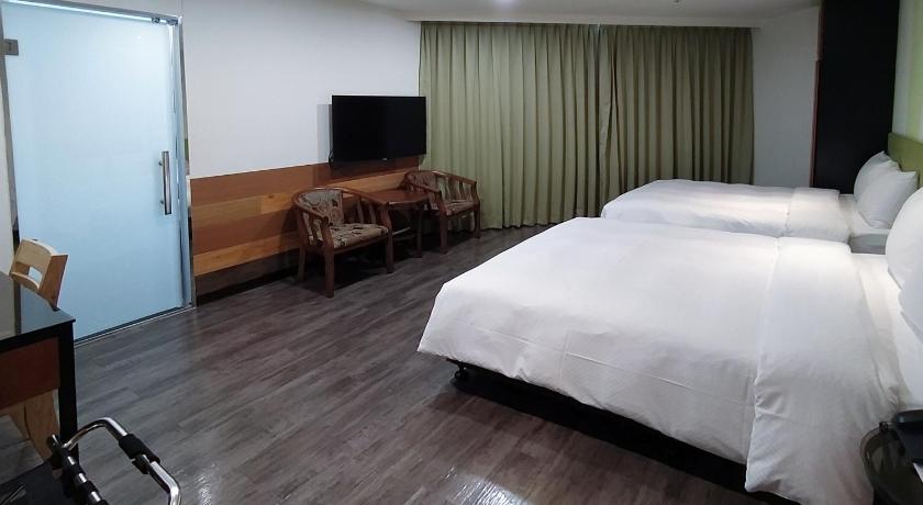 Image of Deluxe Family Room 8