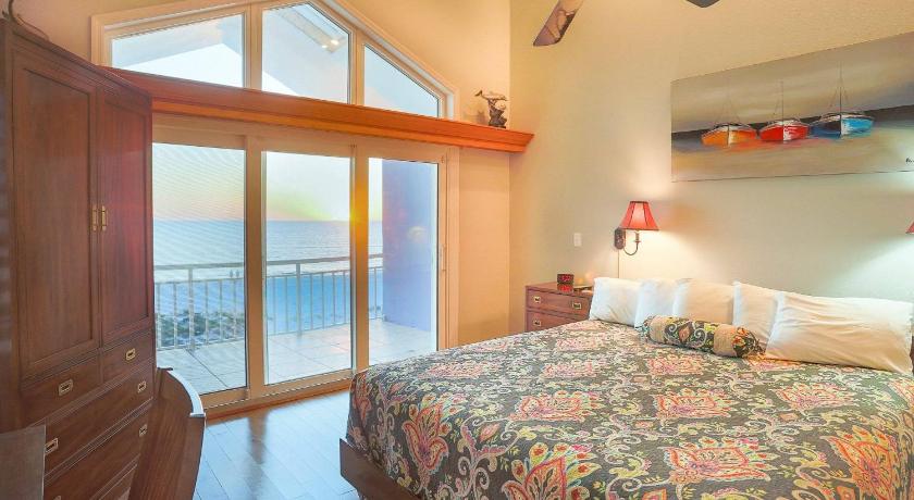 a bedroom with a bed and a window, Captains Townhouse in Madeira Beach (FL)