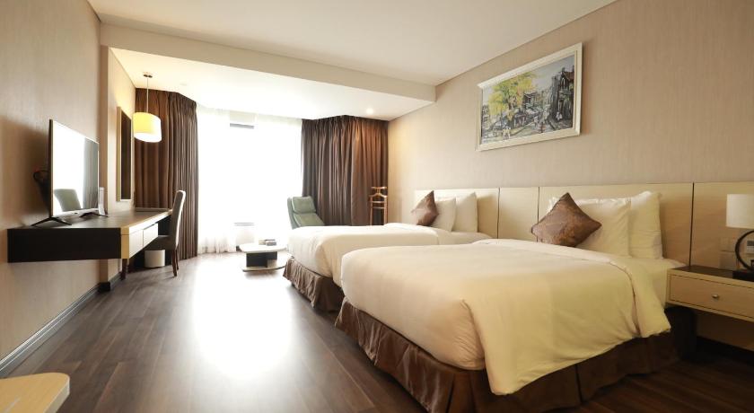 a hotel room with a bed and a desk, Central Hotel Thanh Hoa in Thanh Hoá / Sầm Sơn Beach