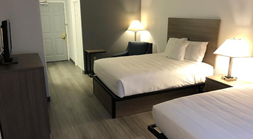 a hotel room with two beds and two lamps, Tech Center in Denver (CO)