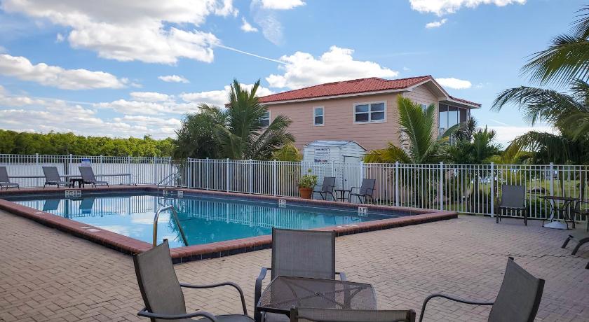 Captain's Table Hotel by Everglades Adventures photo