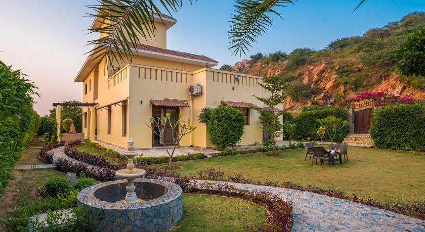 StayVista at Bliss In The Woods w Outdoor Pool - Gurgaon — Hotel in New Delhi and NCR