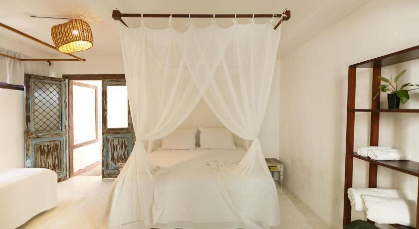 a bedroom with a large bed and a large window, Pousada Sol da Manha QUADRADO in Porto Seguro